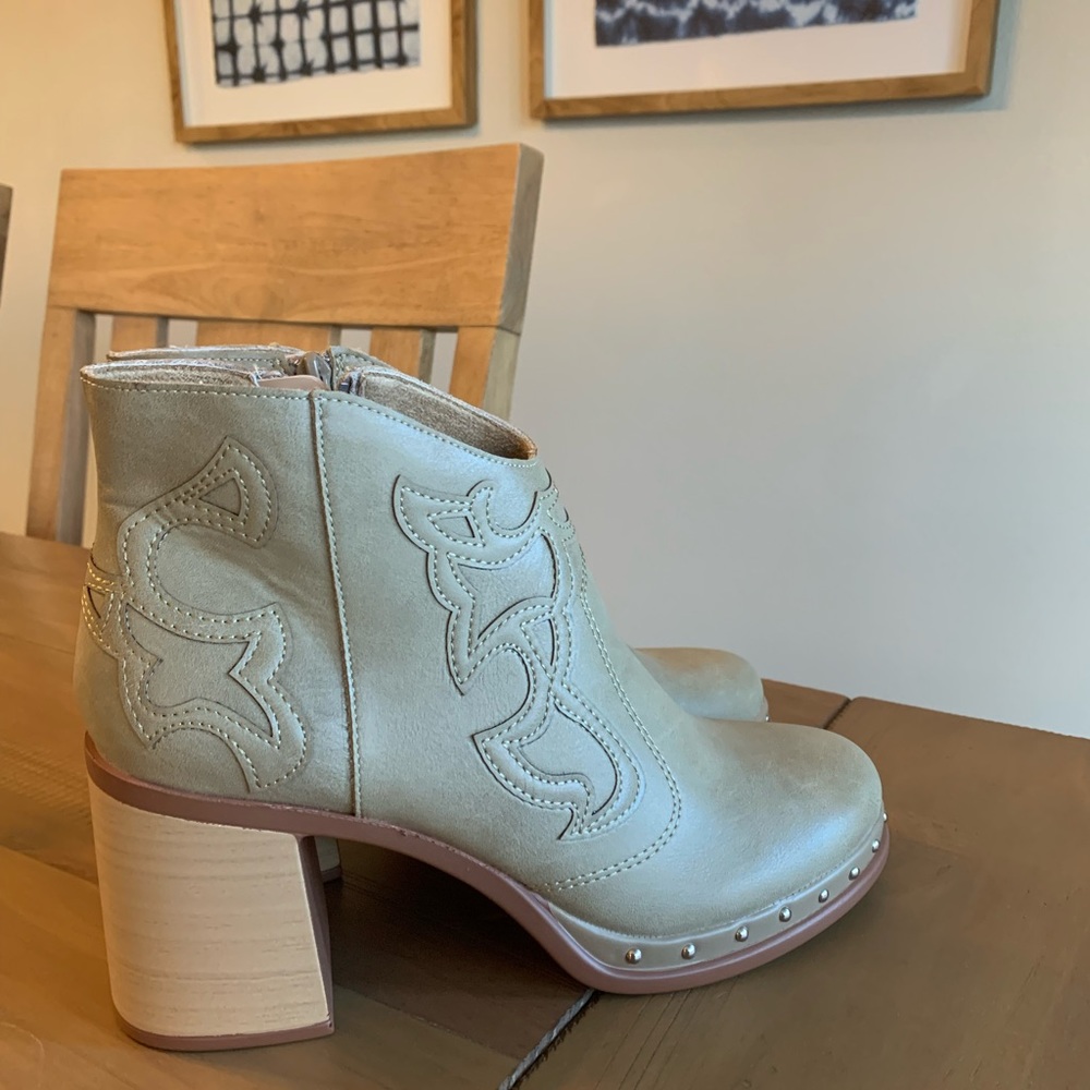Beige Western heeled ankle booties size 9 - never worn